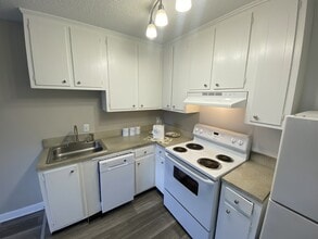 1005 Hickory Hill Ln in Nashville, TN - Building Photo - Building Photo