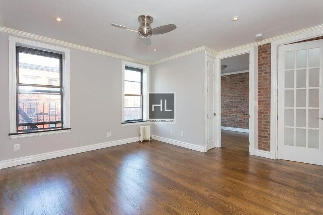 Charming Garden-Level Apartment with Priva in New York, NY - Building Photo