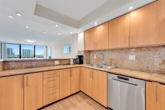 17900 N Bay Rd in Sunny Isles Beach, FL - Building Photo - Building Photo