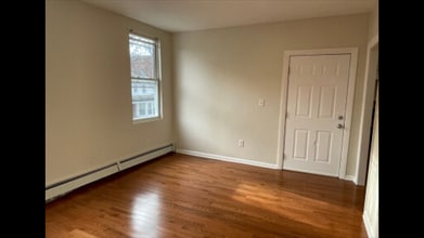 75 Putnam St, Unit #1 in Boston, MA - Foto de edificio - Building Photo