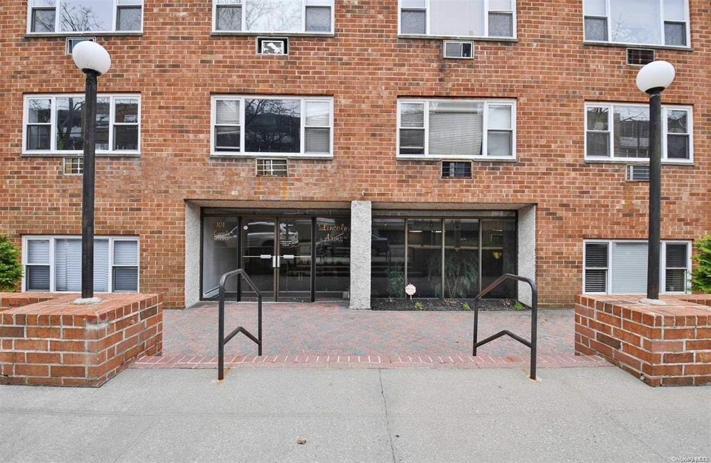 101 Lincoln Ave in Mineola, NY - Building Photo
