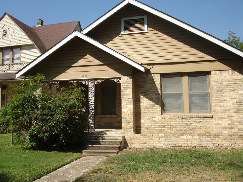 311 W 21st St in Houston, TX - Building Photo