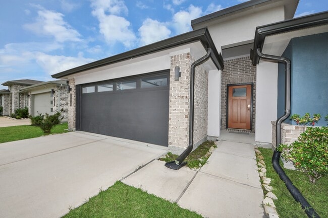 property at 1118 Hyde Lk Ln