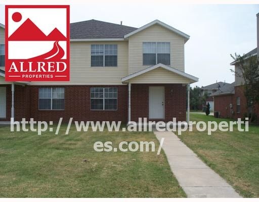 910 N Meadowlands Dr in Fayetteville, AR - Building Photo