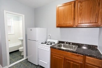 5708 N Winthrop Ave, Unit A01C in Chicago, IL - Foto de edificio - Building Photo