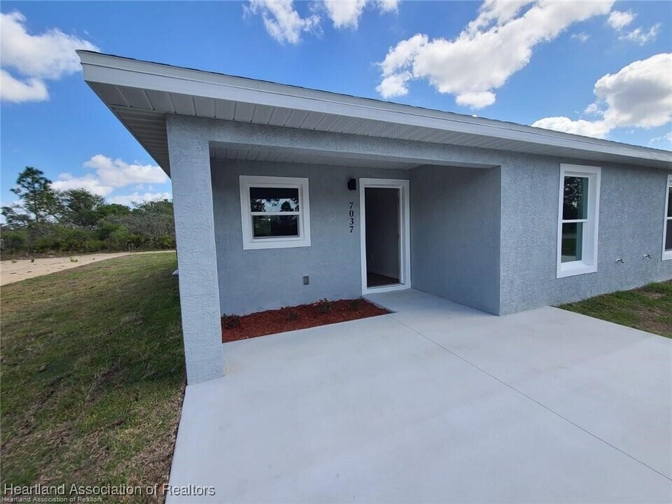 7037 San Benito Dr in Sebring, FL - Building Photo