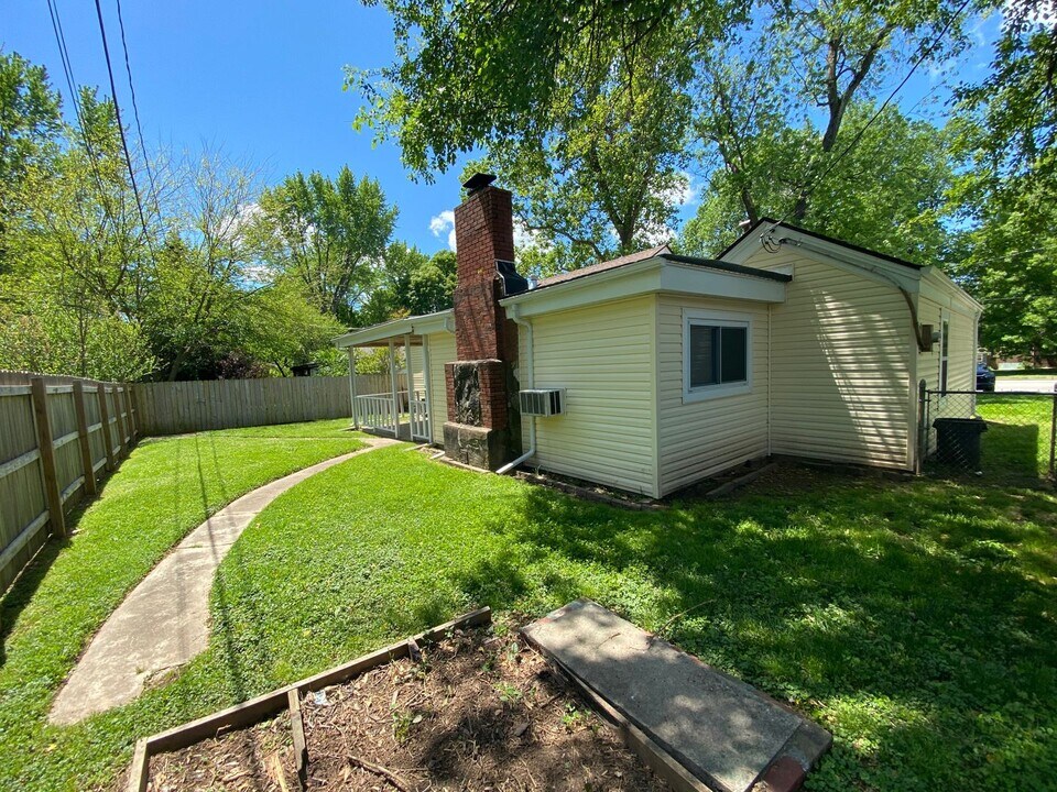 1312 S National Ave in Springfield, MO - Building Photo
