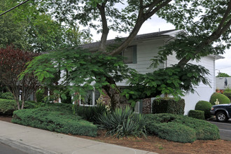 Tiffany Manor in Milwaukie, OR - Building Photo - Building Photo