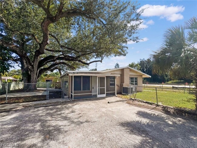 9861 Orange River Blvd