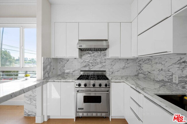 438 Arnaz Dr in Los Angeles, CA - Building Photo - Building Photo