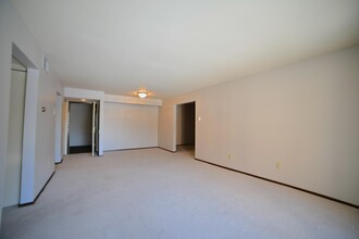 1906 E Shorewood Blvd in Shorewood, WI - Foto de edificio - Building Photo