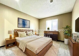 215 NW Monroe St in Lee's Summit, MO - Foto de edificio - Building Photo