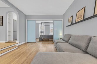 305 W 52nd St in New York, NY - Building Photo - Building Photo