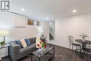 7 Purdy Crescent in Hamilton, ON - Building Photo