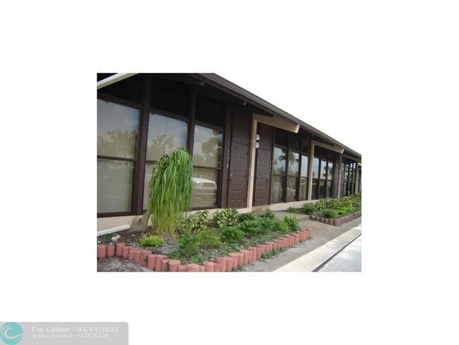 2421 N 40th Ave in Hollywood, FL - Building Photo - Building Photo