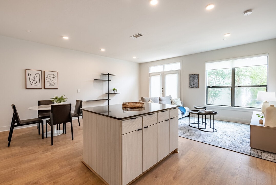 2137 Pelham Dr in Houston, TX - Foto de edificio