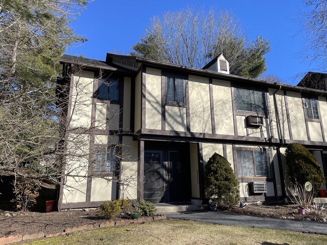 31 Andover Ct in Brookfield, CT - Building Photo - Building Photo