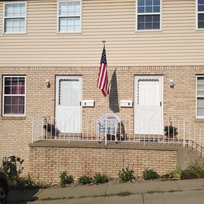 239 N Jefferson Ave, Unit D in Canonsburg, PA - Foto de edificio - Building Photo