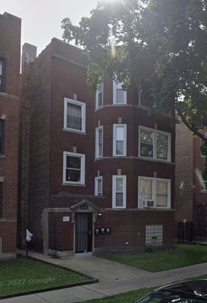 8241 S Maryland Ave in Chicago, IL - Building Photo