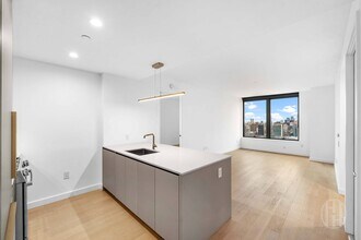 3 Ct Square W in Queens, NY - Foto de edificio - Building Photo