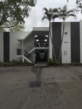 Taft Plaza Apartments in Hollywood, FL - Building Photo - Building Photo