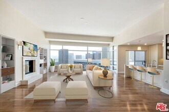 1 W Century Dr in Los Angeles, CA - Foto de edificio - Building Photo