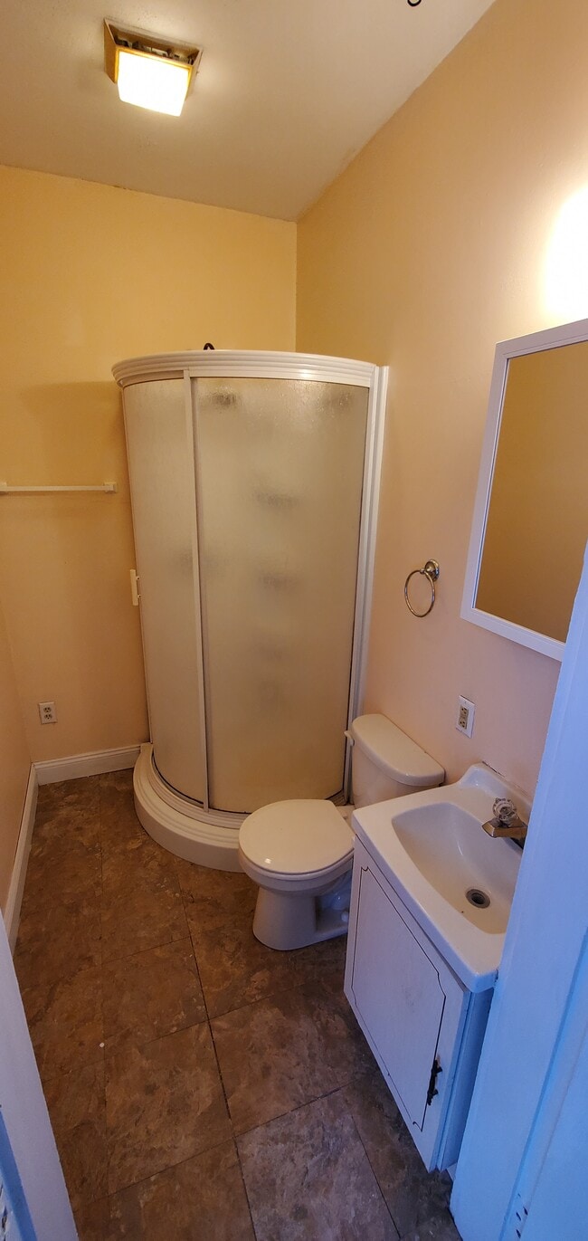 166 Main St, Unit 2s in New York Mills, NY - Foto de edificio - Building Photo