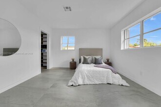 9264 Byron Ave in Surfside, FL - Foto de edificio - Building Photo