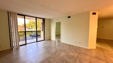 5641 Riverside Dr, Unit 204 in Coral Springs, FL - Building Photo - Building Photo