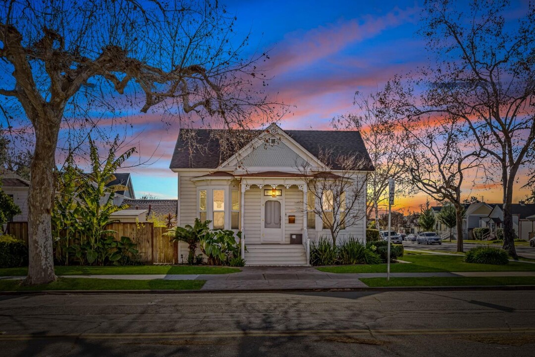 194 4th St in Gilroy, CA - Building Photo