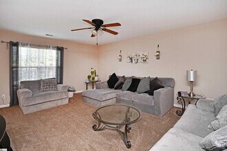 4 Riverbed Dr in Greenville, SC - Foto de edificio - Building Photo