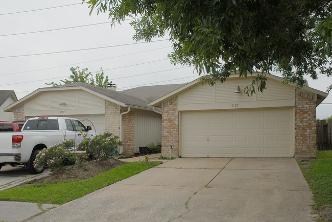 10123 Inwood Hollow Ln in Houston, TX - Foto de edificio - Building Photo