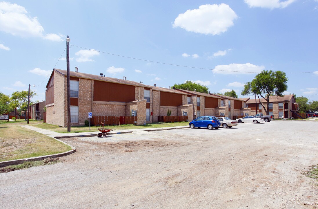 Pecan Villa Apartments in Seguin, TX - Building Photo