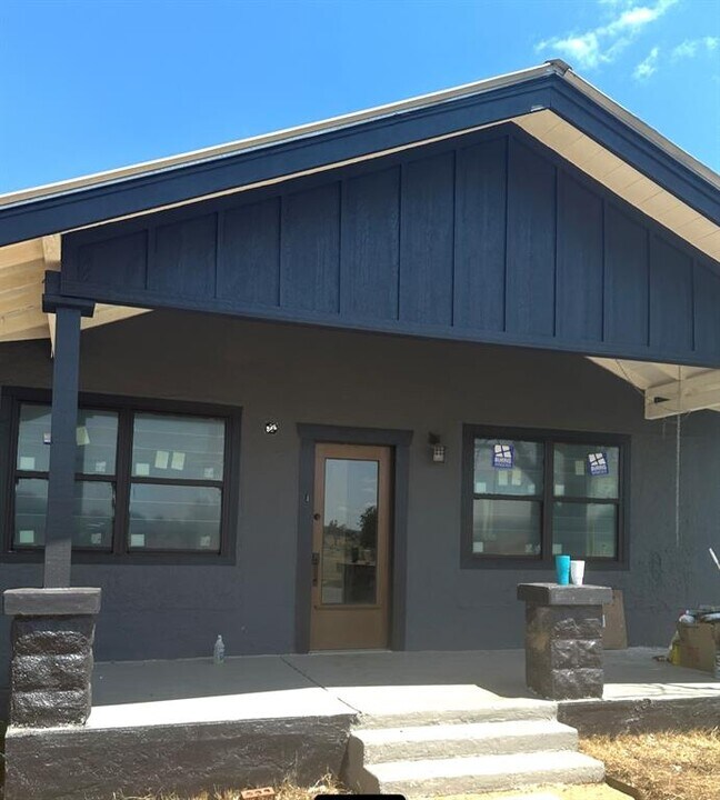 405 E College St in Llano, TX - Foto de edificio