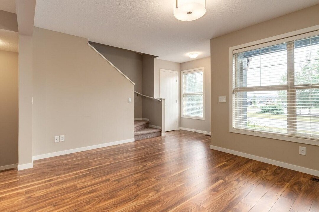 West Townes in Cochrane, AB - Building Photo