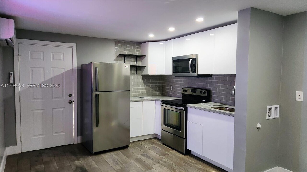 2489 SW 11th St in Miami, FL - Building Photo