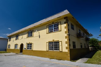 401 NW 43rd St in Oakland Park, FL - Building Photo - Building Photo