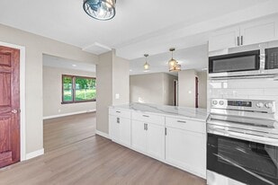 21795 Longview Dr in Waukesha, WI - Building Photo