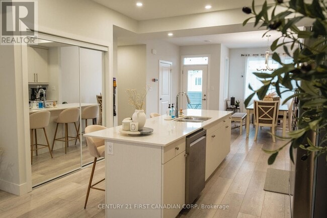 925 Deveron Crescent