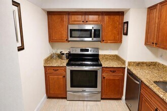 5600 N Flagler Dr, Unit 4080 in West Palm Beach, FL - Building Photo - Building Photo