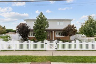 60 Alhambra Rd in Massapequa, NY - Building Photo