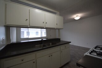14142 Victory Blvd in Los Angeles, CA - Building Photo - Building Photo