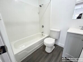 269 Bolton St, Unit 2A in Boston, MA - Foto de edificio - Building Photo
