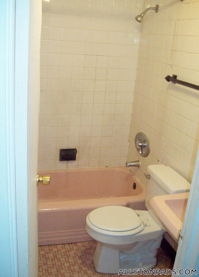 153 Brighton Ave, Unit 1 in Boston, MA - Foto de edificio - Building Photo