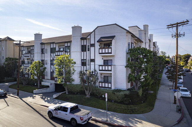 17914 Magnolia Blvd in Encino, CA - Building Photo - Building Photo