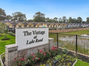 10317 Lake Rd in Houston, TX - Foto de edificio - Building Photo