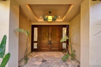 6717 La Jolla Scenic S Dr in San Diego, CA - Building Photo - Building Photo