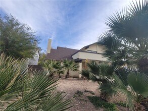 4760 Woodridge Rd in Las Vegas, NV - Building Photo - Building Photo