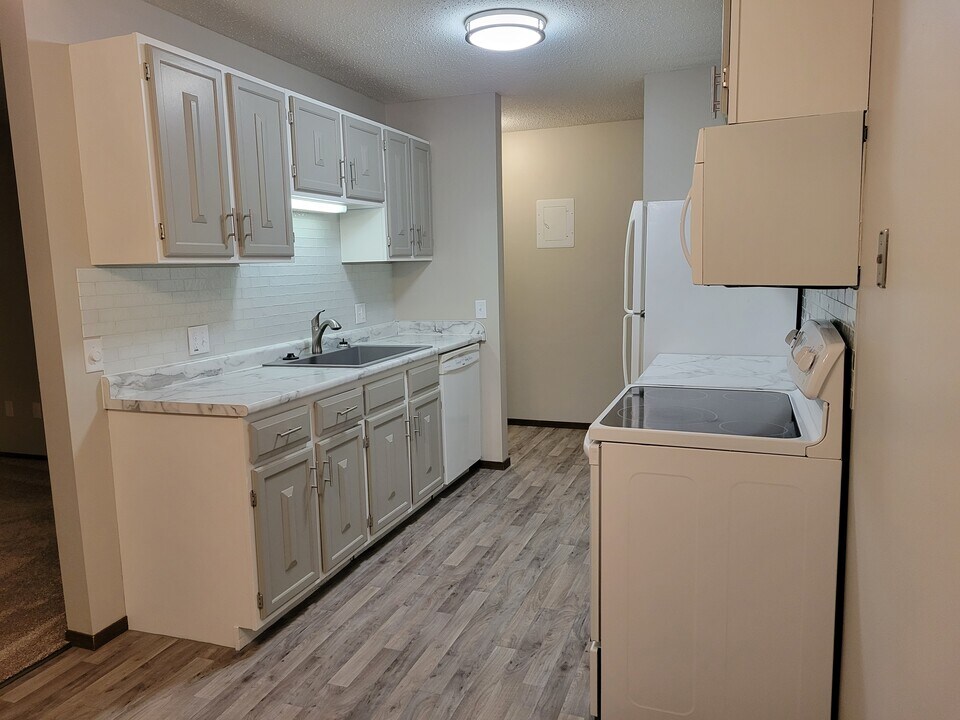 3917 Heritage Hills Dr, Unit 102 in Bloomington, MN - Building Photo