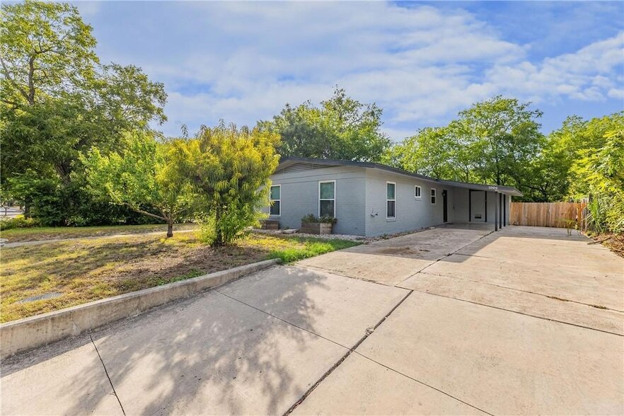 1009 Field St in San Marcos, TX - Foto de edificio